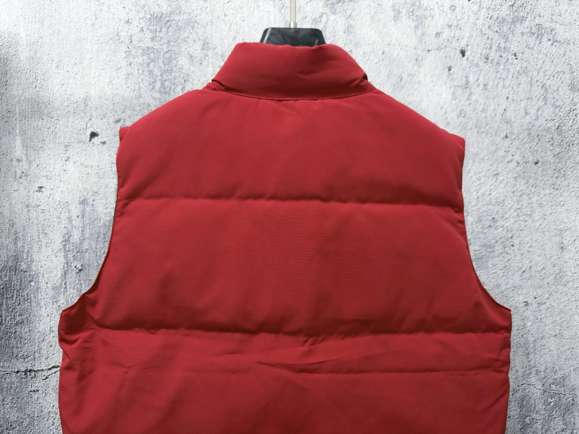 【Canada Goose】Canada Goose #Freestyle Crew 4154M Men’s and Women’s Vest Down# ➖ Imported Behringer embroidery machine and customized 10,000-needle embroidery logo! ➖ Imported 21-count polyester-cotton blended original fabric, using Feather-Light 10D waterproof coating fabric, made of 84.5% polyester fiber and 15.5% cotton, 100% the best feel in the entire network! ➖ The official website of Authentic synchronizes the national standard 80 white duck down, and will never mislead by false claims such as 90 down or goose down! ➖ 100% nylon nylon lining with double double-layer sealing design to prevent velvet from running away. Top-grade polar fleece is used in the collar and pockets to keep warm and comfortable! ➖ Yoshida YKK provides original custom-made electroplated sliders. YKK two-way lockable zippers are tight and smooth and will not peel off paint! ➖ 3M composite original Velcro is durable, and all accessories and hardware are disassembled and customized! ⛔No slander, no exaggeration, no need for too much copywriting, because it is focused, it is professional! SIZE: XS S M L XL XXL